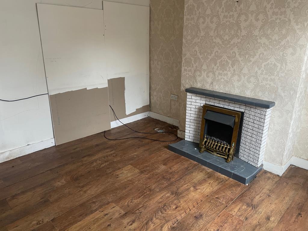 Lot: 42 - TWO-BEDROOM HOUSE FOR IMPROVEMENT -